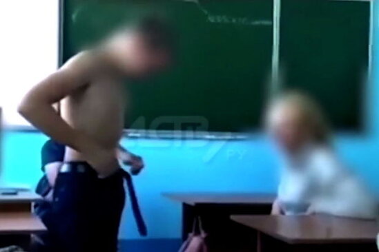 Müəllimə soyunma müqabilində uşaqlarla "daş, qayçı, kağız" oynadı - VİDEO