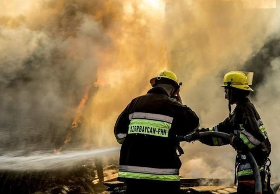 Masazırda üçmərtəbəli ev yandı - YENİLƏNİB + VİDEO