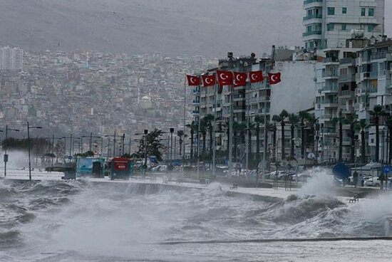 İzmirdə fırtına: Dəniz suları daşdı - FOTO