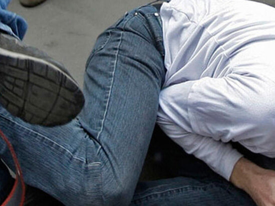 Bakıda universitetin qarşısında kütləvi dava olub, 2 nəfər bıçaqlanıb