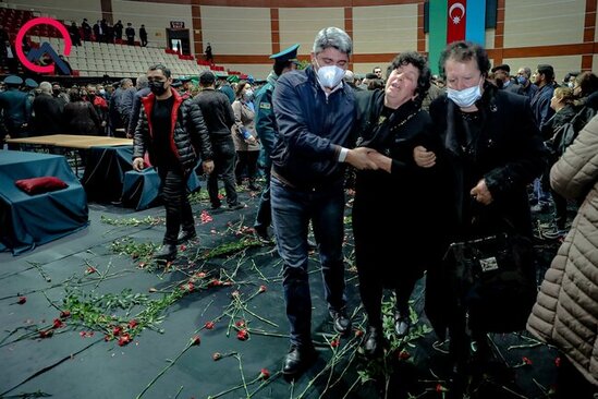 Şəhidlərlə vidanın ən təsirli anları… - FOTOLAR