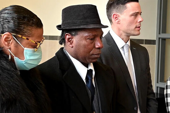 Məşhur yazıçı onun təcavüzü ittihamı ilə həbsdə yatan şəxsdən üzr istədi - FOTO