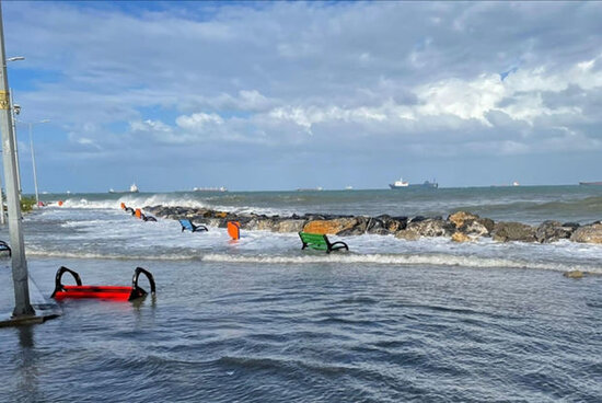 Dəniz suyu daşdı: Kafelər su altında qaldı - FOTO