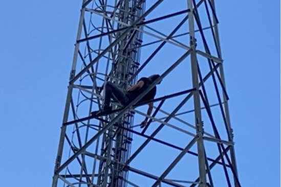 Sumqayıt sakini elektrik dirəyinə çıxaraq intihar etmək istəyib