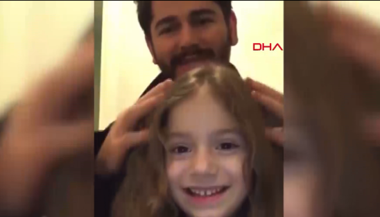 Əvvəl 7 yaşlı qızının, daha sonra isə özünün boğazını kəsdi - VİDEO