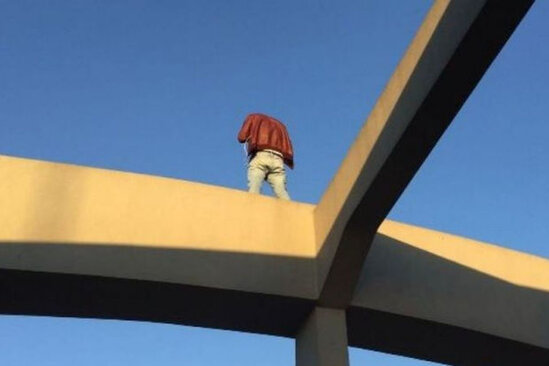 Körpünün üzərinə çıxıb nümayişkaranə şəkildə intihara əl atdı - ANBAAN VİDEO