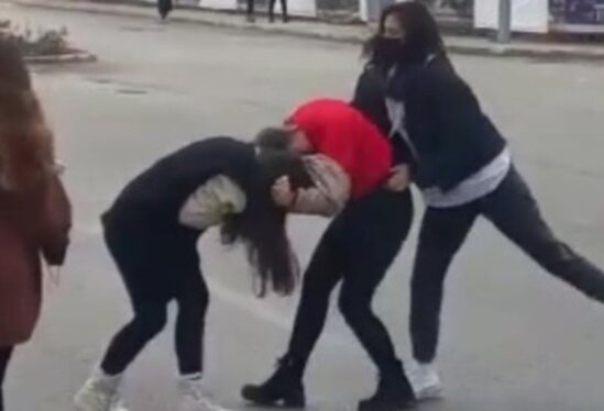 Məktəbli qızlar SAÇYOLDUYA ÇIXDILAR - VİDEO