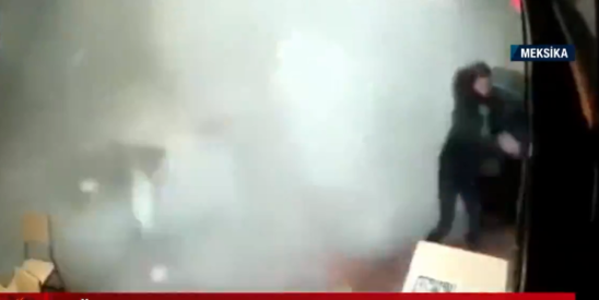 Uçan damın altında qalmaqdan belə qurtuldu - VİDEO