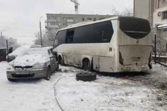 Rusiyada avtobus həyətdəki avtomobillərə çırpılıb: Xəsarət alanlar var – VİDEO