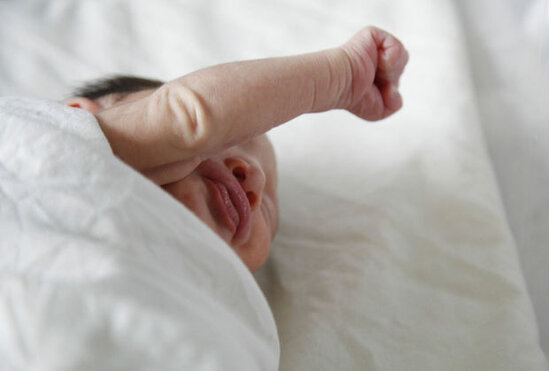 Bakıda 18 günlük körpənin qolu sındırıldı - FOTO