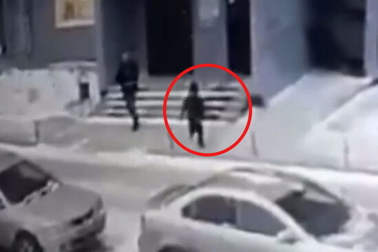 Kişi doqquz yaşlı məktəblini qaçırmaq istədi - VİDEO