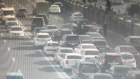 Bakıda 14 yaşlı qızdan ŞOK HƏRƏKƏT - Özünü maşının altına atdı