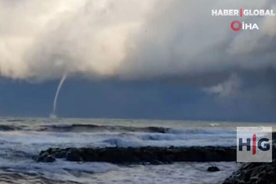 Türkiyədə dənizin üstündə nəhəng burulğan - VİDEO