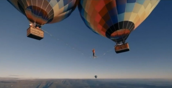 Səmada ADRENALİN: İki şar arasına ip keçirdi və... - FOTO