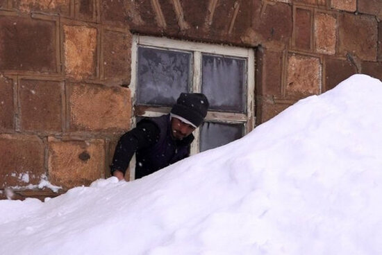 Kənd qarın altında qaldı: Evlərdən çıxmaq üçün tunel qazırlar - FOTO