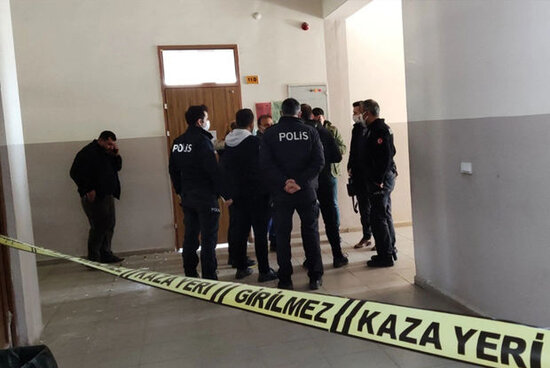 Şagird məktəbə gətirdiyi silahla intihar etdi