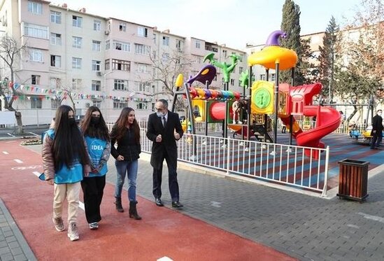 Leyla Əliyeva Bakıda abadlaşdırılan daha bir həyətin açılışını edib, ağac əkib - FOTO