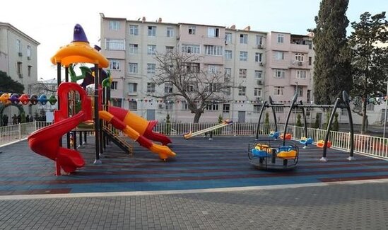 Leyla Əliyeva Bakıda abadlaşdırılan daha bir həyətin açılışını edib, ağac əkib - FOTO