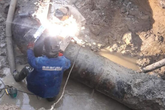 Magistral kəmərdə qəza baş verib: Bakının bir sıra ərazilərində su olmayacaq - FOTO