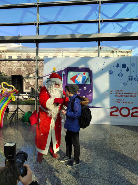 Bakı metrosunda sərnişinlərə Yeni il sürprizi - FOTO/VİDEO