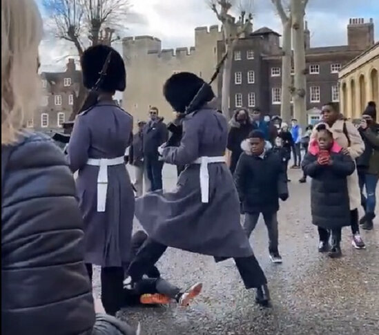 İngiltərədə hamı bu görüntüdən danışır: Azyaşlını əzib keçdi - VİDEO