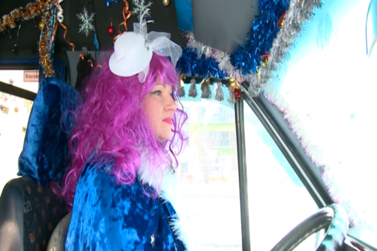 "Qar qız" avtobus sürür, salonda "yolka" da bəzədilib-FOTO