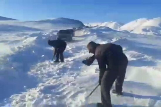 Güclü qar yağdı, insanlar yollarda qaldı