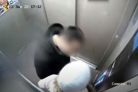 Liftdə 13 yaşlı qızı zorla öpən kişini VƏHŞİCƏSİNƏ ÇIRPDILAR... - VİDEO