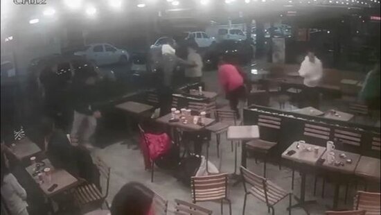 Kafedə kütləvi dava - Stollar havada uçdu - VİDEO