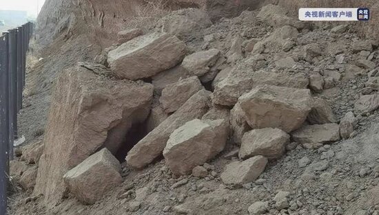 Böyük Çin səddinin bir hissəsi dağılıb - FOTO