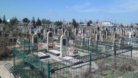 Bakıda qəbiristanlıq oğrularına qarşı maraqlı mübarizə üsulu - FOTO