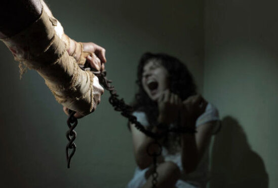 Bərdədə şok olay: Qadın evində saxladığı kişi ilə qızını zəncirlədi - TƏFƏRRÜAT