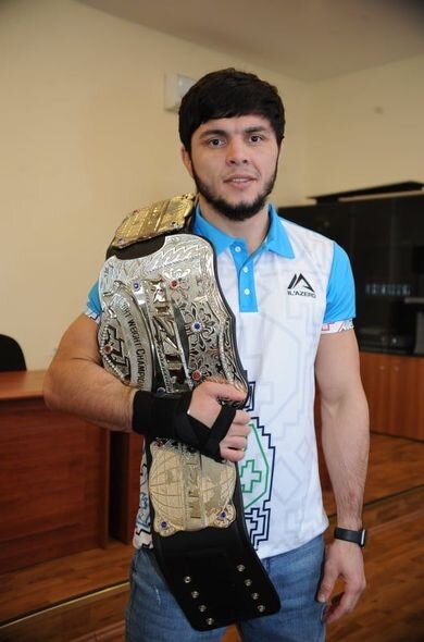 Dünya şöhrətli azərbaycanlı idmançı "Bellator MMA" ilə müqavilə imzaladı