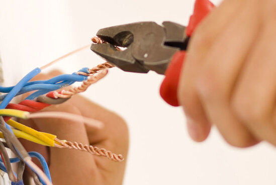 Ağsu sakinini məktəbdə elektrik cərəyanı vurub öldürdü