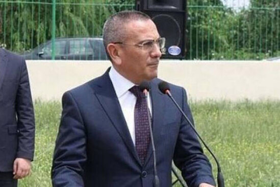 Həbsdəki icra başçısı namaza başladı