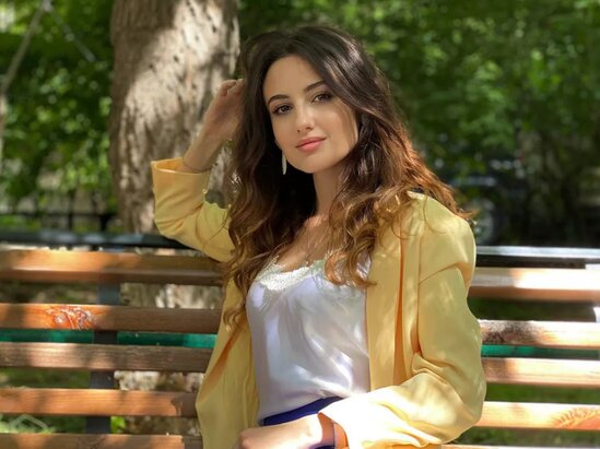 Ermənistanın müdafiə naziri keçmiş mətbuat katibi ilə evlənir - Foto