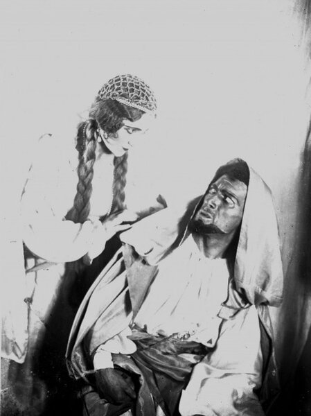 Ərini başqa qadınla tutan, tamaşa zamanı sancılanan, şüşə gözlə yaşayan-XALQ ARTİSTİ