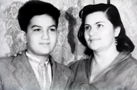 Ərini başqa qadınla tutan, tamaşa zamanı sancılanan, şüşə gözlə yaşayan-XALQ ARTİSTİ