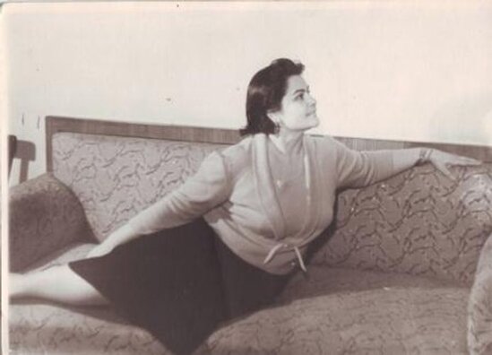 Ərini başqa qadınla tutan, tamaşa zamanı sancılanan, şüşə gözlə yaşayan-XALQ ARTİSTİ