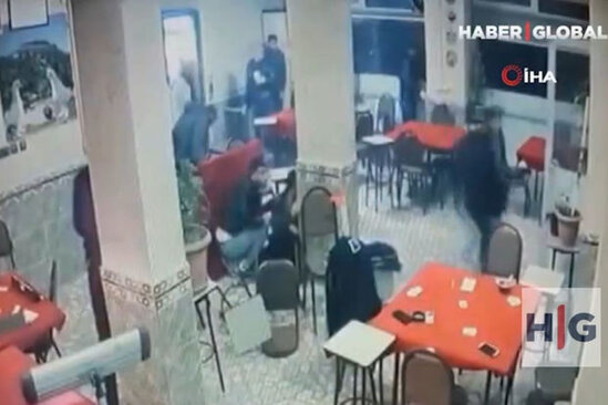 Silahlı şəxs çayxananı gülləbaran etdi - VİDEO