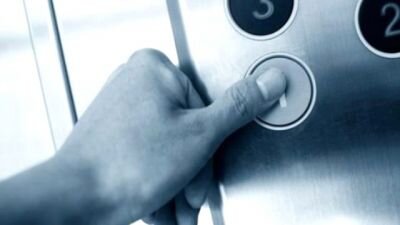 "Bizim ərazidə manyak var, azyaşlı qızlara liftdə belə hərəkətlər edir"