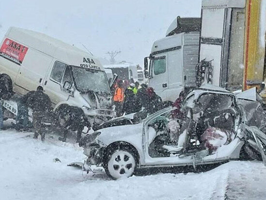 Zəncirvari qəzanın görüntüləri yayıldı - VİDEO