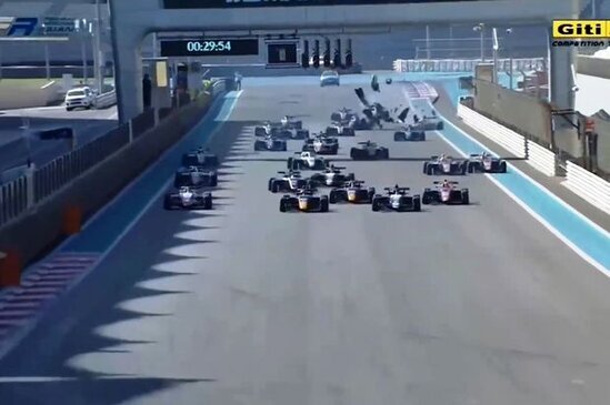 Formula yarışında pilotlar toqquşdu - VİDEO