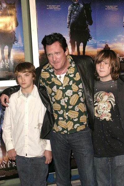 Tanınmış aktyorun oğlu özünü güllələdi - FOTO