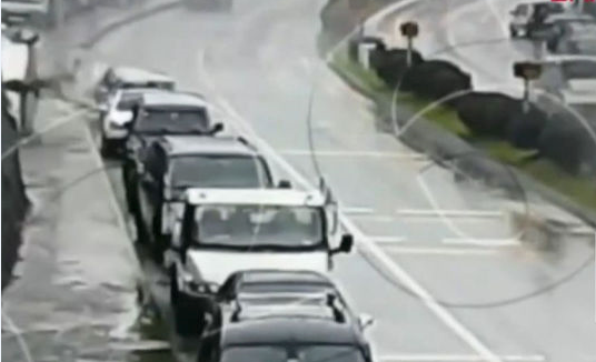 Avtomobil əvvəl daş hasara, sonra iki avtomobilə çırpıldı – ANBAAN VİDEO