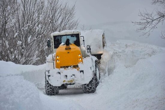 Türkiyənin turizm bölgəsində qar insan boyunu keçdi - FOTO