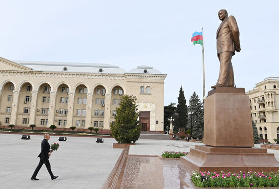 İlham Əliyev Gəncədə Heydər Əliyevin abidəsini ziyarət edib