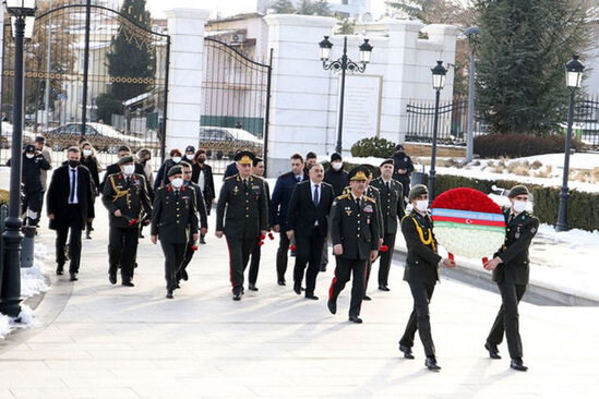 Zakir Həsənov Ankarada ulu öndərin abidəsini ziyarət edib - FOTO