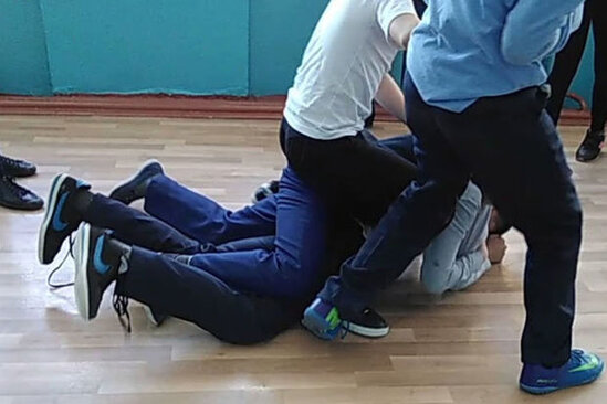 Bakıda şagird sinif yoldaşının burnunu sındırdı