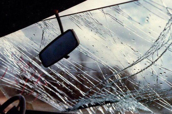 Gəncədə sürücü sükan arxasında öldü: Maşın səkiyə çırpıldı